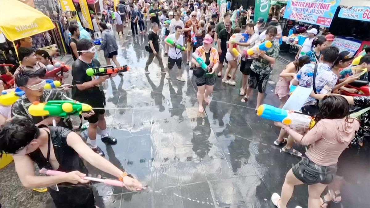 নতুন বছরকে স্বাগত জানাতে থাইল্যান্ডে সংক্রান উৎসব