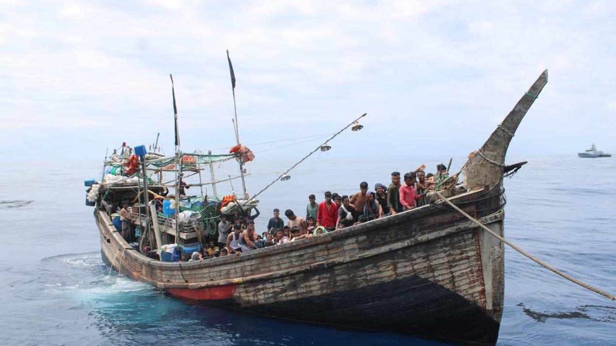বঙ্গোপসাগর থেকে মালয়েশিয়াগামী ২১৪ রোহিঙ্গা আটক