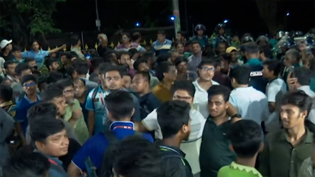 দাবি পূরণের সুস্পষ্ট ঘোষণা ছাড়া অবস্থান কর্মসূচিতে অনড় আন্দোলনরত জবি শিক্ষার্থীরা