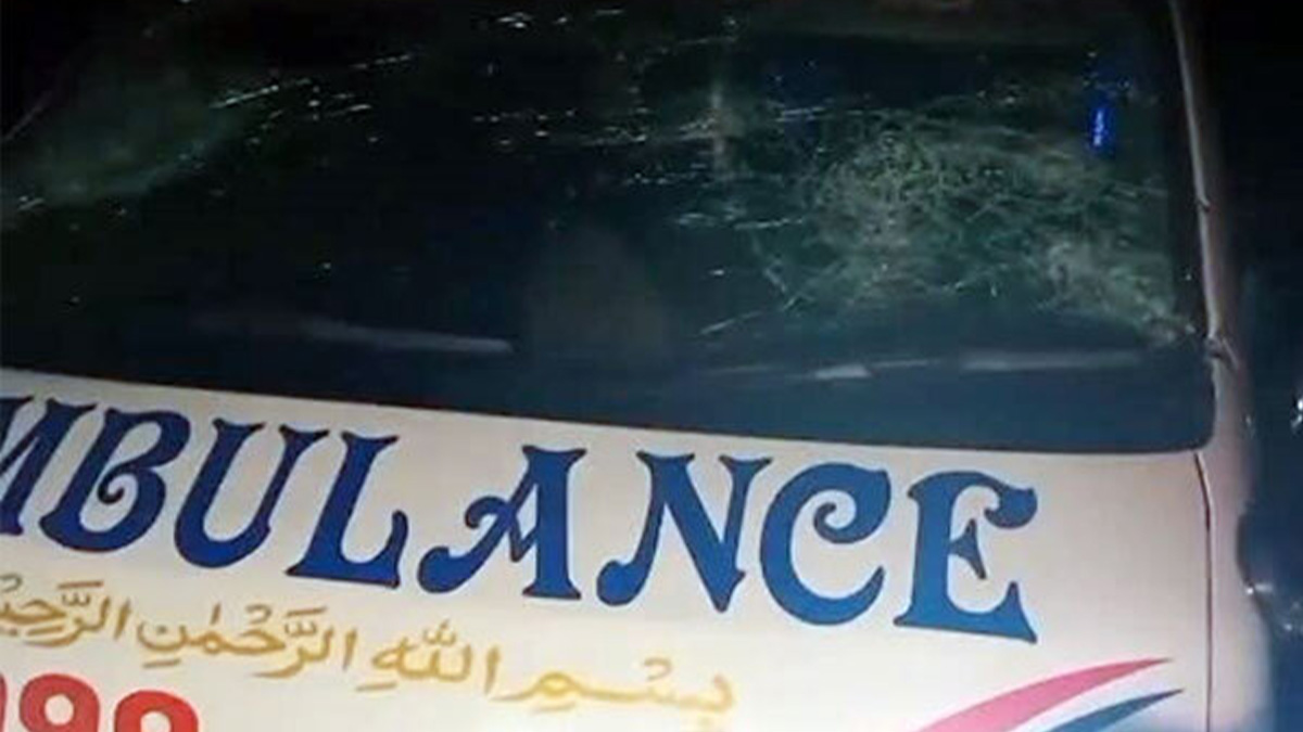 ব্রাহ্মণবাড়িয়ায় অ্যাম্বুলেন্সে ডাকাত দলের হামলা, আহত ৯