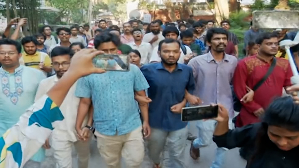 জামায়াত নেতা আজহারুলের মৃত্যুদণ্ড থেকে খালাসের প্রতিবাদে ঢাবিতে ছাত্র ইউনিয়নের বিক্ষোভ