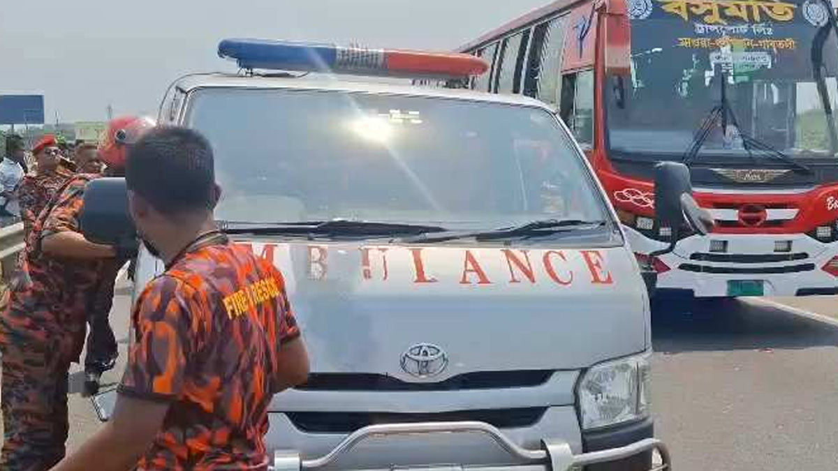ঢাকা-মাওয়া এক্সপ্রেসওয়েতে অ্যাম্বুলেন্সকে বাসের ধাক্কা, নিহত ৫
