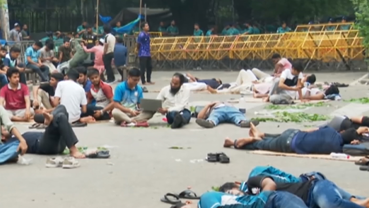 রাত কেটেছে সড়কেই, দ্বিতীয় দিনেও অবস্থানে অনড় জবি শিক্ষার্থীরা