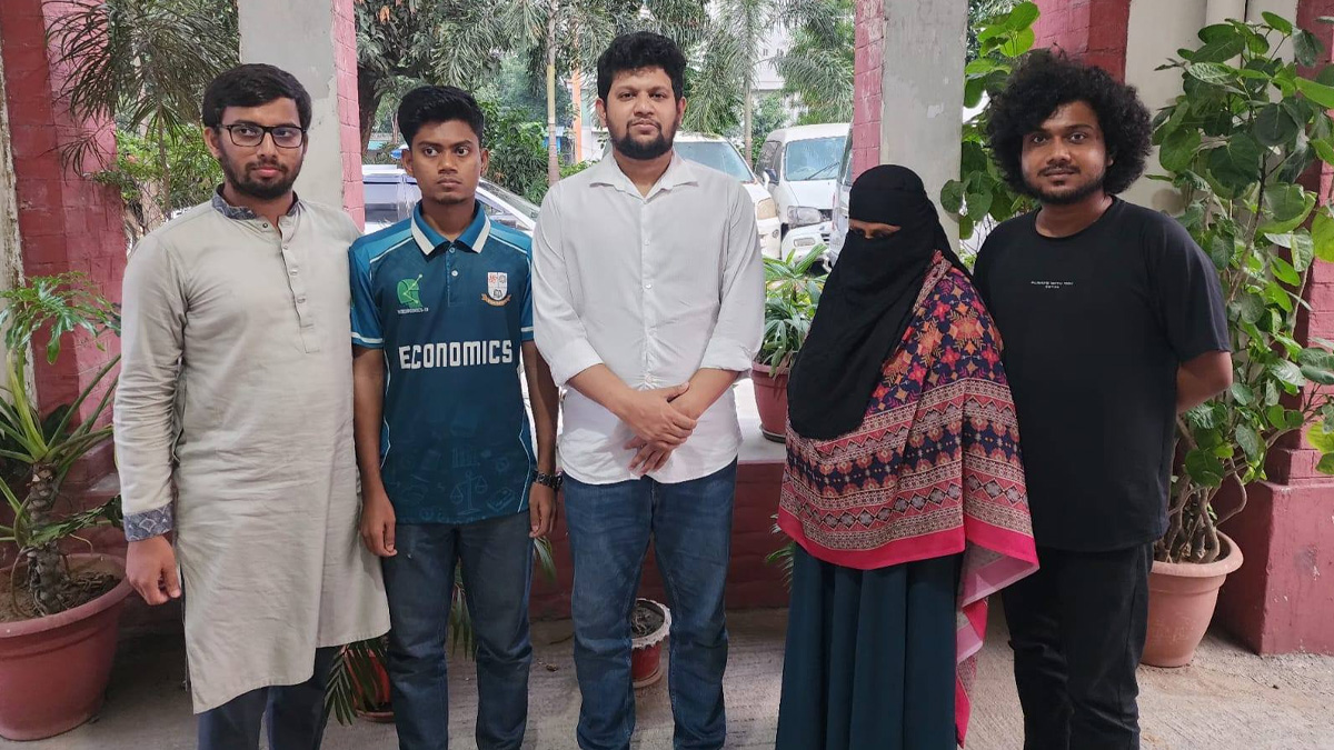 পরিবারের জিম্মায় তথ্য উপদেষ্টাকে বোতল ছুড়ে মারা জবি শিক্ষার্থী