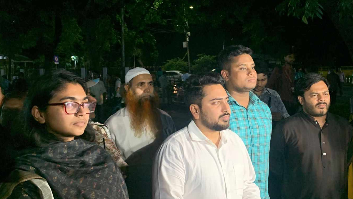 যমুনায় প্রবেশ করেছে এনসিপির প্রতিনিধি দল