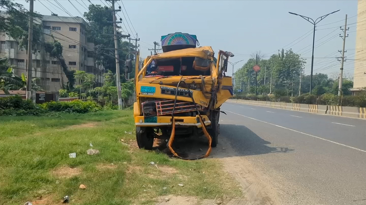 সাভারে যাত্রীবাহী বাসে ট্রাকের ধাক্কায় নিহত ২