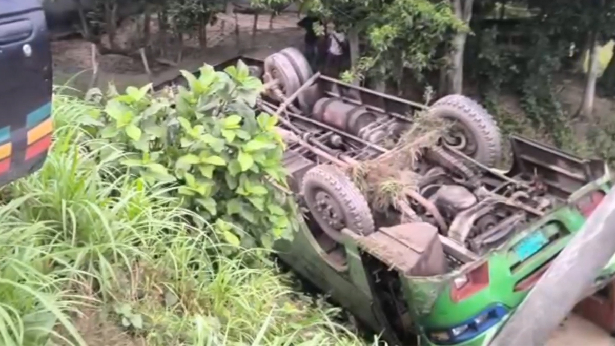 টাঙ্গাইলে বৈদ্যুতিক খুঁটিতে বাসের ধাক্কা, নিহত ২