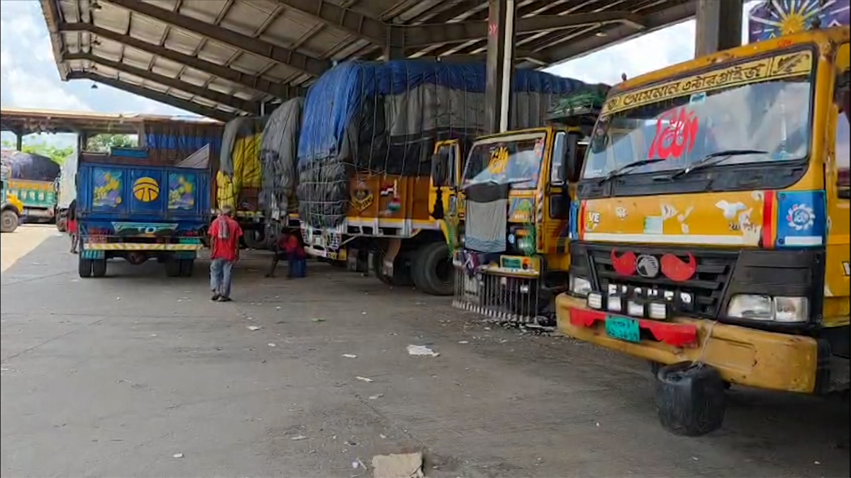 ভারতীয় নিষেধাজ্ঞায় বিভিন্ন স্থলবন্দরে আটকা অর্ধশত ট্রাক