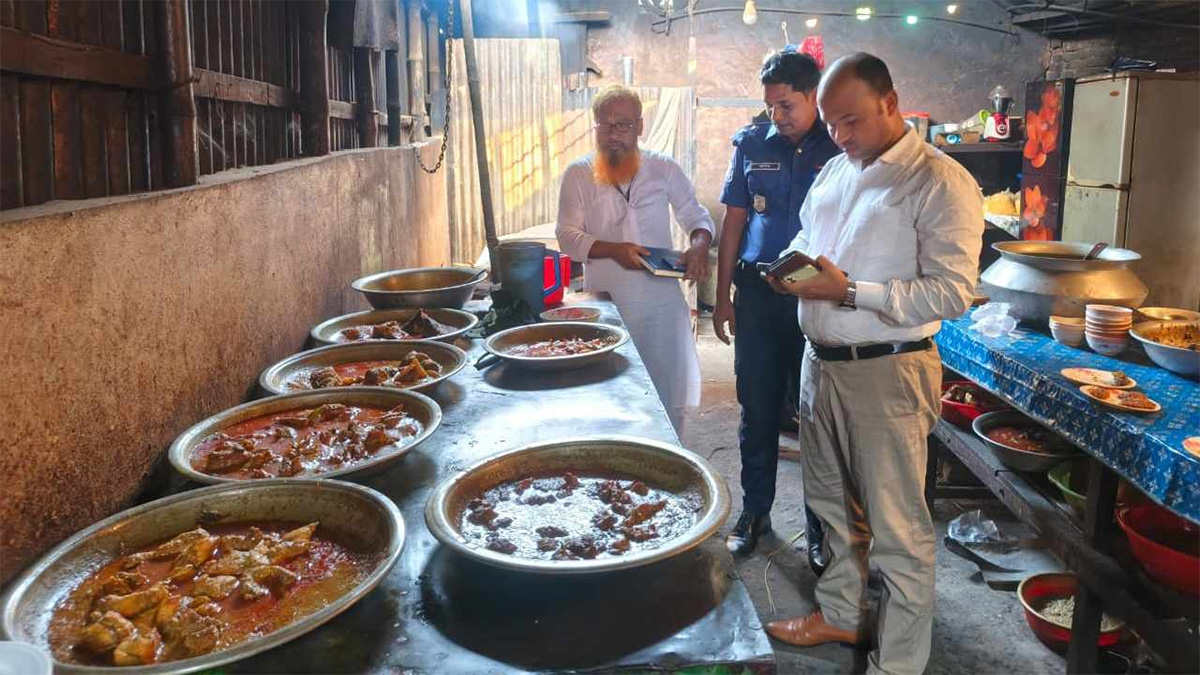 আখাউড়ায় পচা-বাসি খাবার বিক্রির দায়ে তিন হোটেল মালিককে জরিমানা
