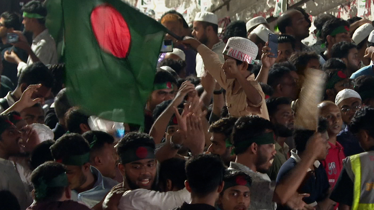 আ.লীগের কার্যক্রম নিষিদ্ধের খবরে আনন্দ মিছিল, মিষ্টি বিতরণ