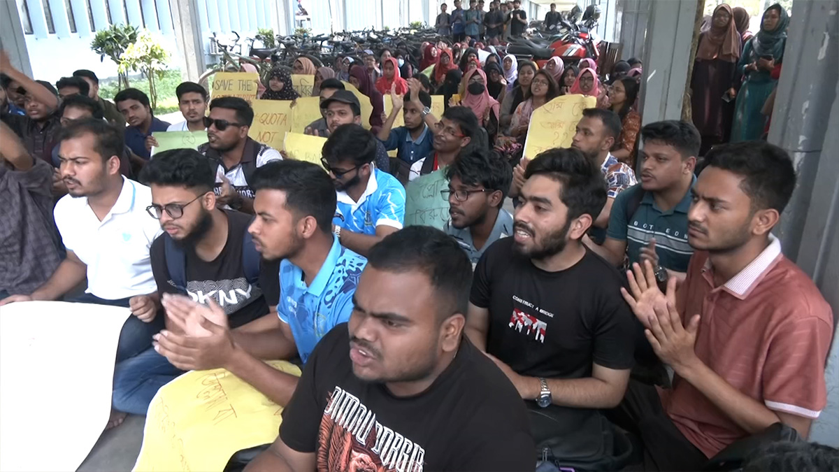 ৬ দফা দাবিতে ক্লাস-পরীক্ষা বর্জন করে বাকৃবি শিক্ষার্থীদের বিক্ষোভ