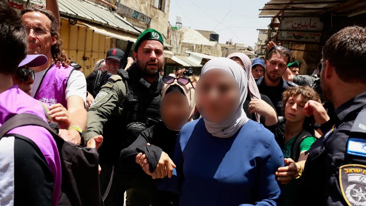 ‘জেরুজালেম দিবসে’ র্যালিতে হিজাব পরিহিত নারীর গায়ে ইসরায়েলির থুতু