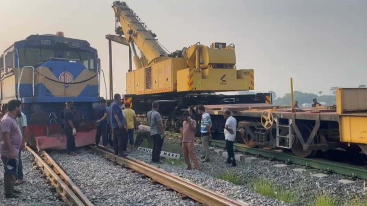 ১৫ ঘণ্টা পর দক্ষিণবঙ্গে একটি লাইনে রেল চলাচল স্বাভাবিক, পয়েন্টম্যান বরখাস্ত