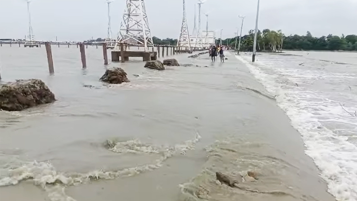 গভীর নিম্নচাপটি উপকূল অতিক্রম করছে, ১৪ জেলায় জলোচ্ছ্বাসের শঙ্কা