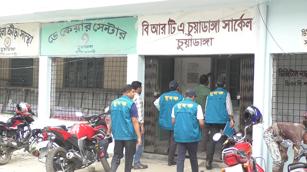 একযোগে বিআরটিএর ৩৫ অফিসে দুদকের অভিযান