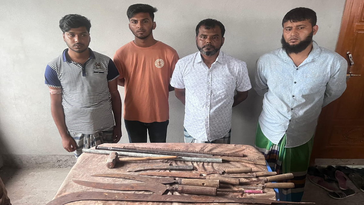 গাজীপুরে দেশীয় অস্ত্রসহ গ্রেফতার ৪