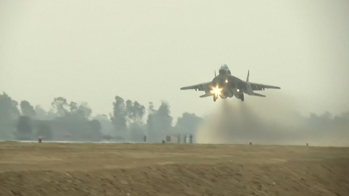 ভারতে যুদ্ধবিমানের প্রশিক্ষণ মহড়া