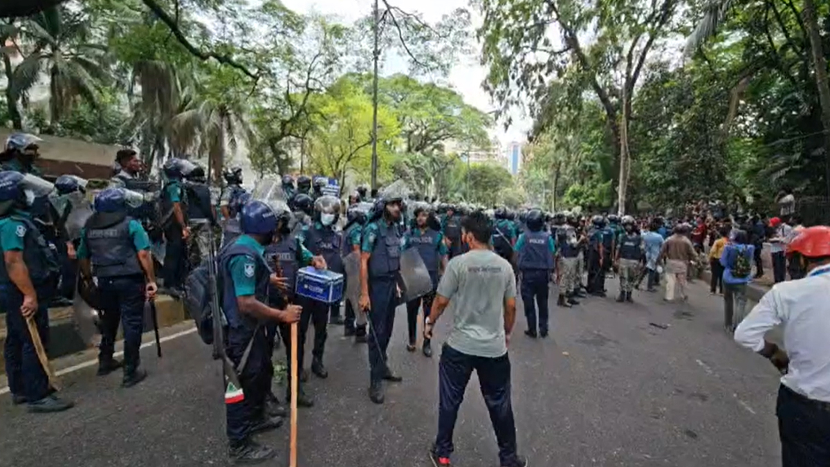 যমুনা অভিমুখে জবি শিক্ষার্থীরা: পুলিশের লাঠিচার্জ, সাউন্ড গ্রেনেড ও টিয়ারশেল নিক্ষেপ