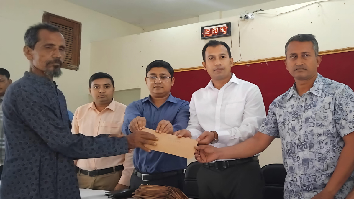 ইটভাটার বিষাক্ত গ্যাসে ফসল নষ্ট, জয়পুরহাটে ক্ষতিপূরণ পেলেন ৯৫ কৃষক