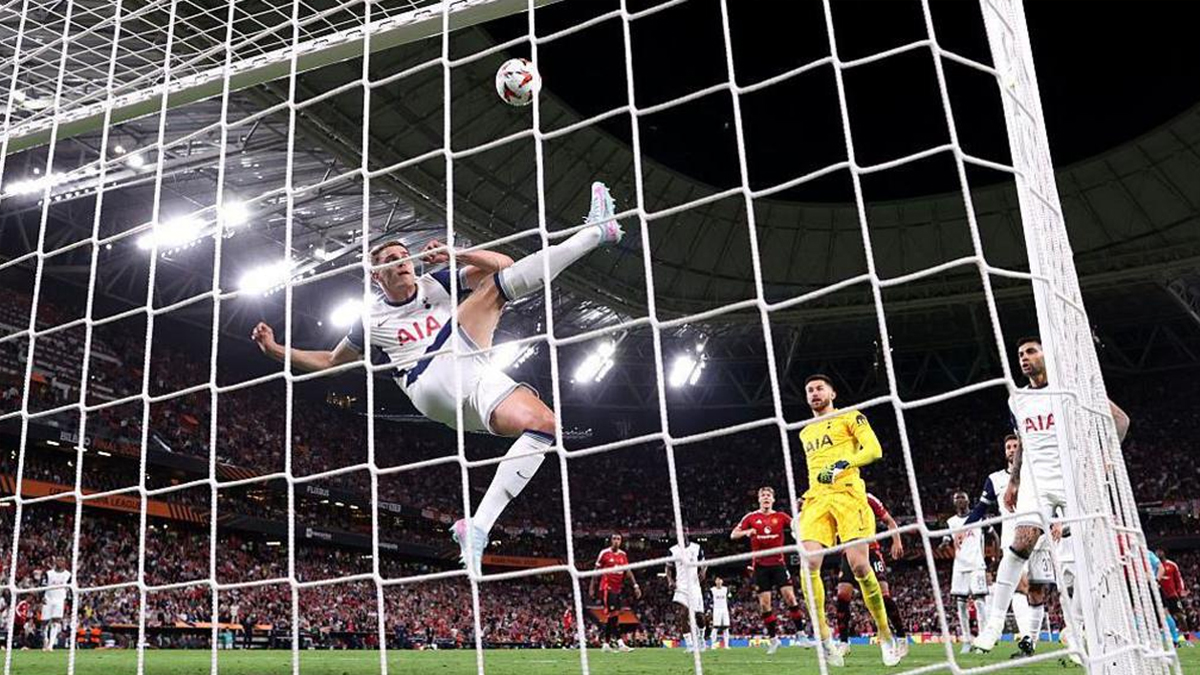 ডাচ ডিফেন্ডারের দুর্দান্ত সেভ টটেনহ্যামকে এনে দেয় ইউরোপা ট্রফি