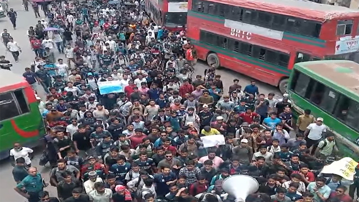 যমুনা অভিমুখে লংমার্চ করছে জবি শিক্ষার্থীরা