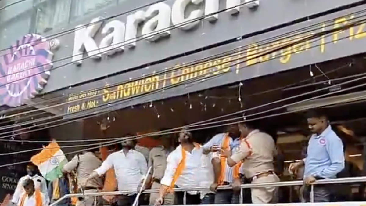 ভারতে করাচি বেকারিতে বিজেপি কর্মীদের ভাঙচুর