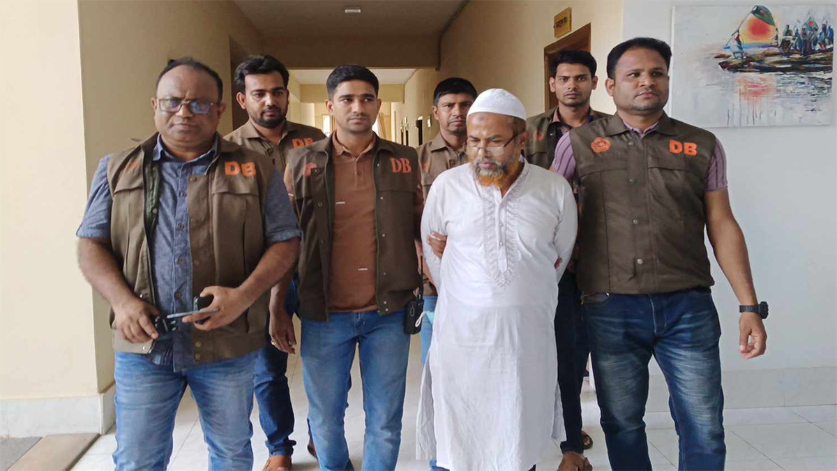 ছদ্মবেশে থাকতেন, অবশেষে গ্রেফতার ৩৩ মামলার আসামি