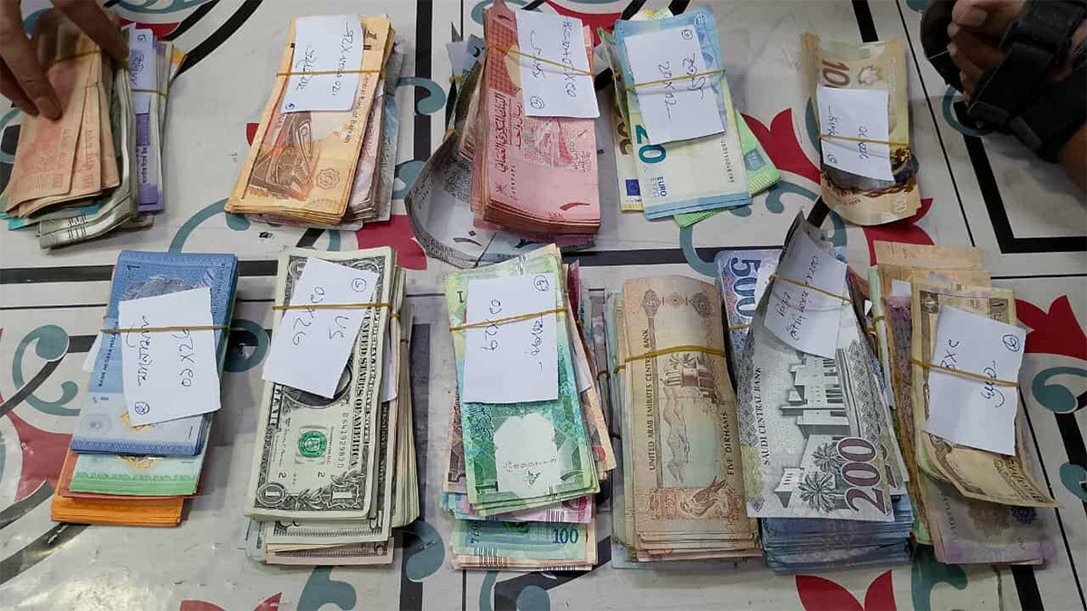 লক্ষ্মীপুরে বিপুল পরিমাণ বিদেশি মুদ্রাসহ ২ ব্যবসায়ী আটক