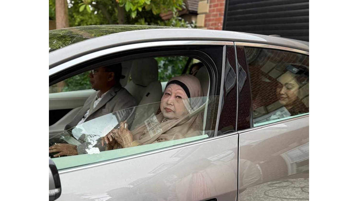 তারেকের বাসা থেকে বিমানবন্দরের পথে খালেদা জিয়া