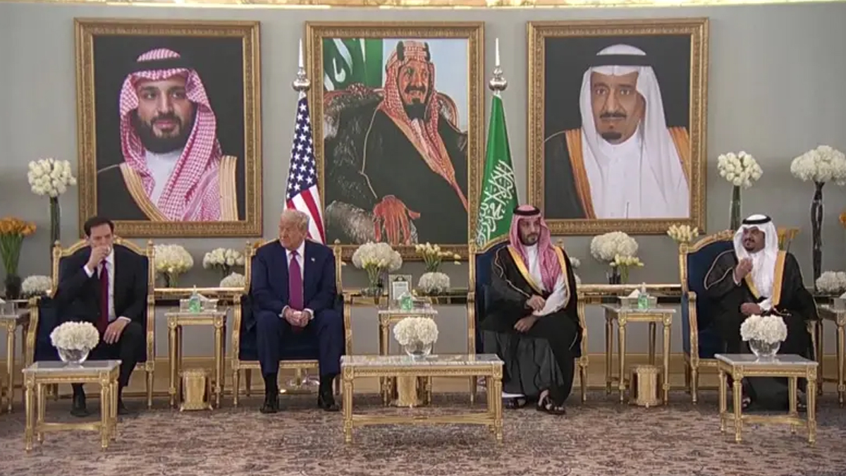 সৌদি পৌঁছালেন ট্রাম্প, ক্রাউন প্রিন্স সালমানের সাথে বৈঠক শুরু