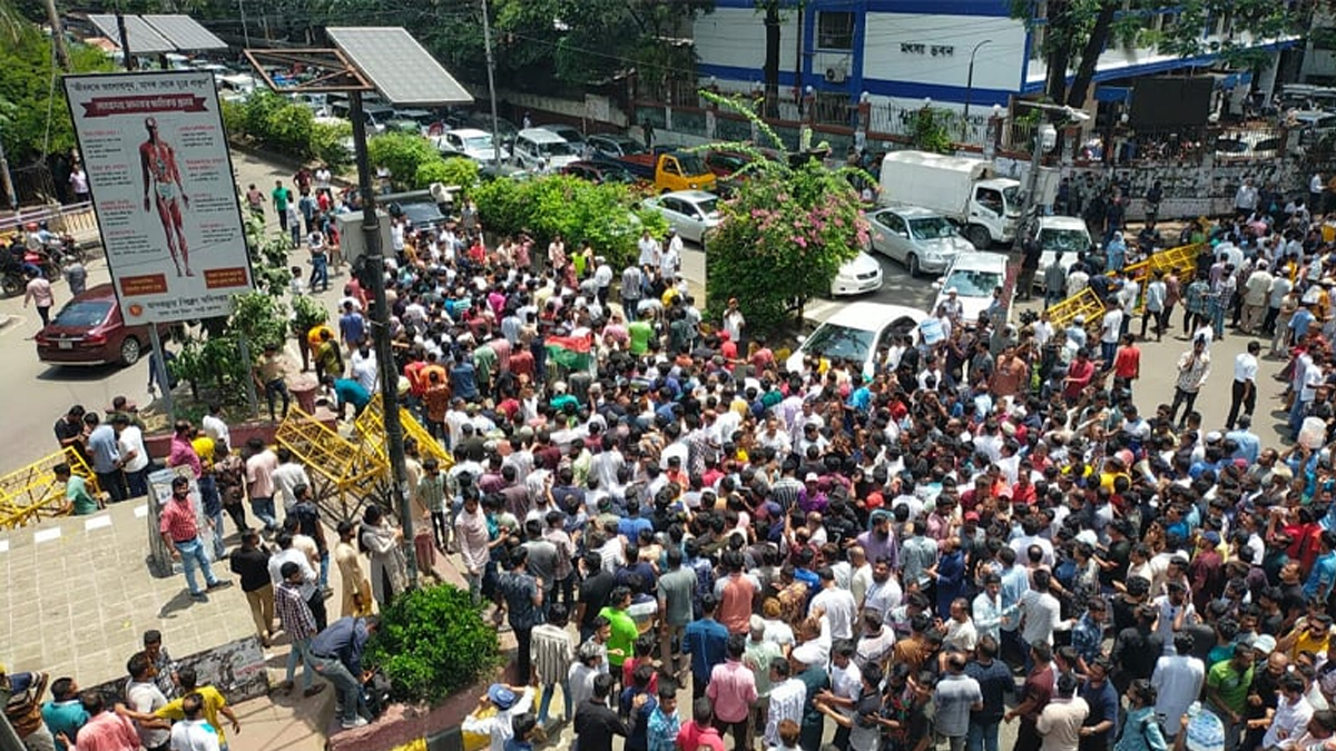 মৎস্য ভবন মোড়ে ইশরাকের সমর্থদের অবস্থান, যান চলাচল বন্ধ