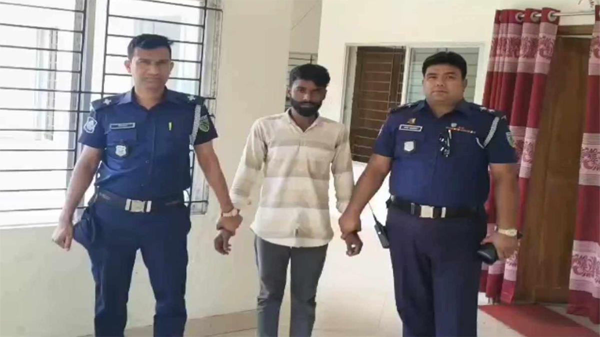 এক্সপ্রেসওয়েতে ছাদবিহীন বাস চালানো সেই চালক গ্রেফতার