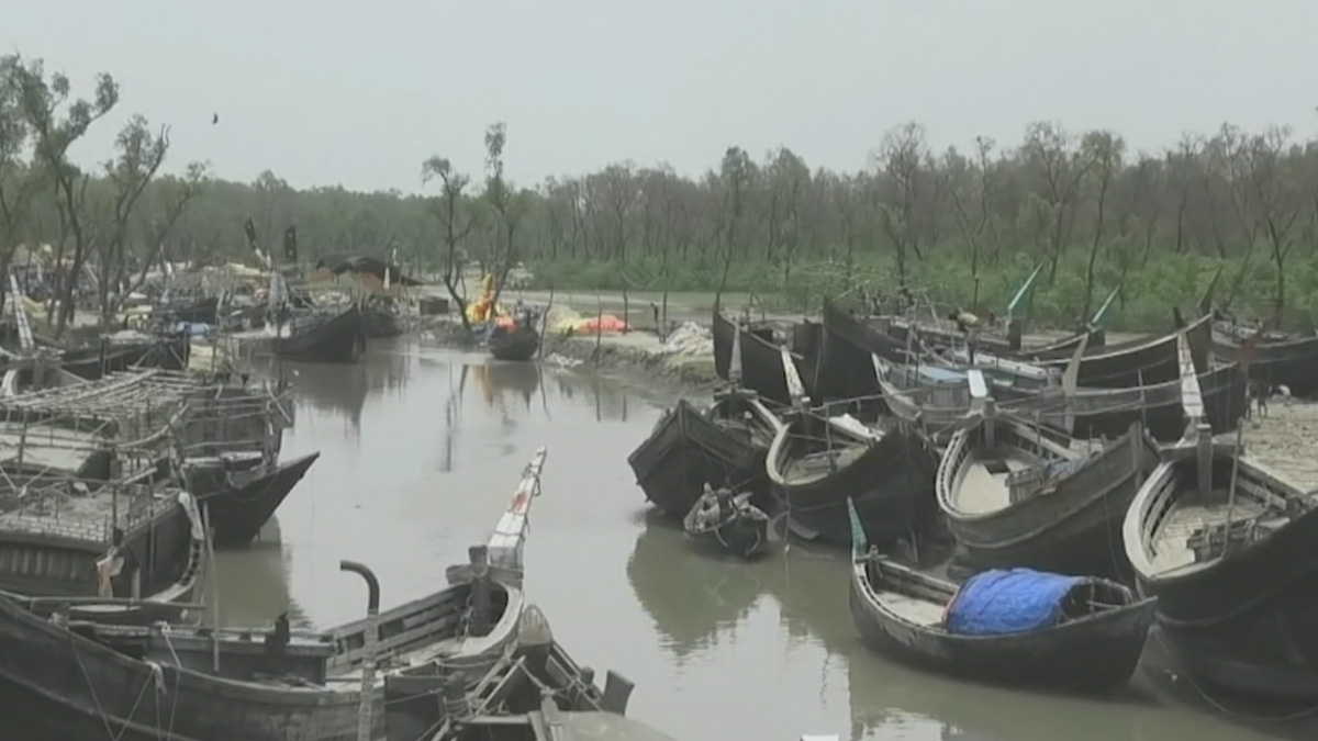 হাতিয়ায় মাছ ধরায় নিষেধাজ্ঞা: সরকারি সহায়তা না পাওয়ায় হতাশ জেলেরা