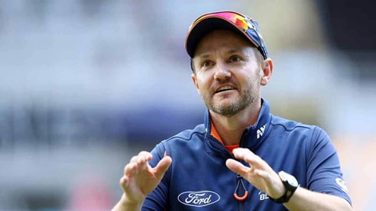 সাদা বলে পাকিস্তানের নতুন কোচ মাইক হেসন