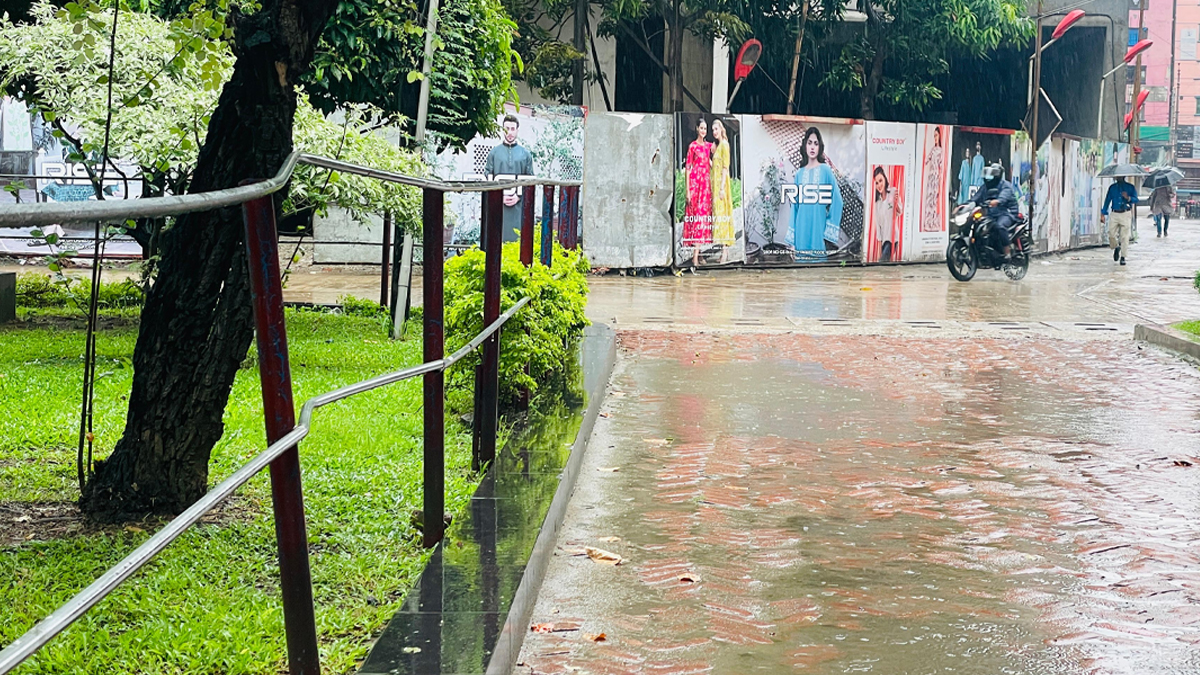 সাগরে নিম্নচাপ, রাজধানীসহ বিভিন্ন স্থানে শুরু হওয়া বৃষ্টি চলতে পারে দিনভর