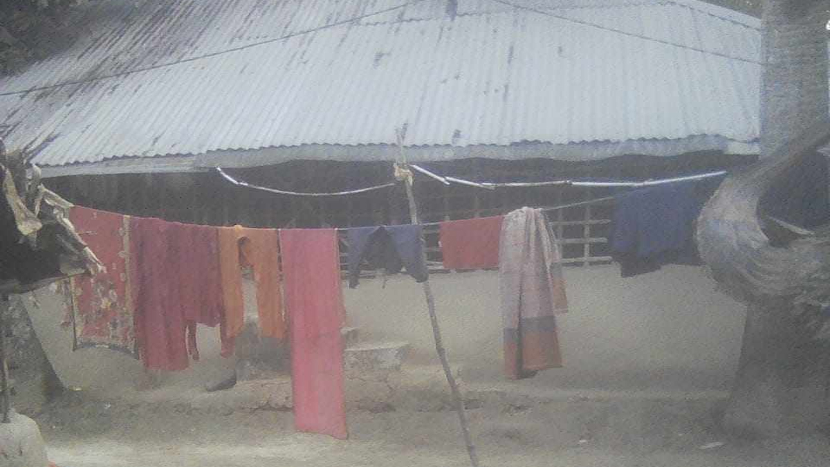 সাতক্ষীরায় শিশুসহ ৪ নারীকে আটকে ঘর জ্বালিয়ে দেয়ার চেষ্টার অভিযোগ