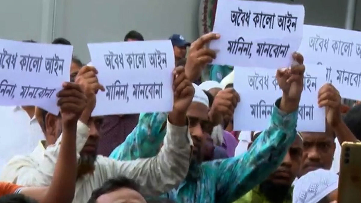 সরকারি চাকরি আইন সংশোধনের খসড়া অনুমোদনের প্রতিবাদে সচিবালয়ে বিক্ষোভ