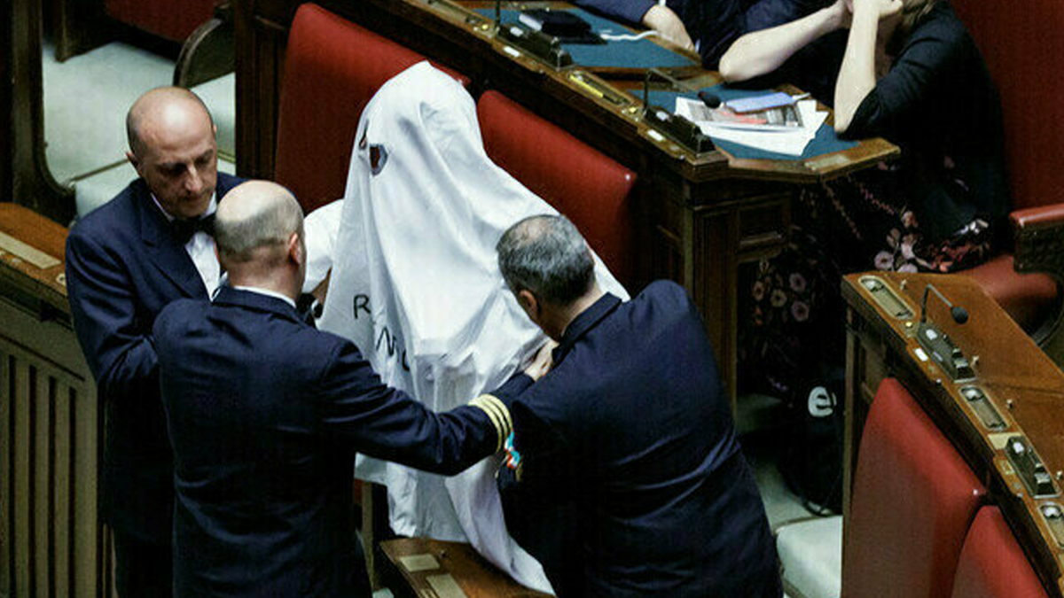 ‘ভূতের বেশে’ পার্লামেন্টে ইতালিয়ান এমপি