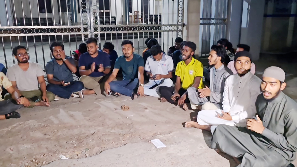 টাঙ্গাইলে ছাত্রলীগের মশাল মিছিল, প্রতিবাদে এসপি অফিসে বিক্ষোভ