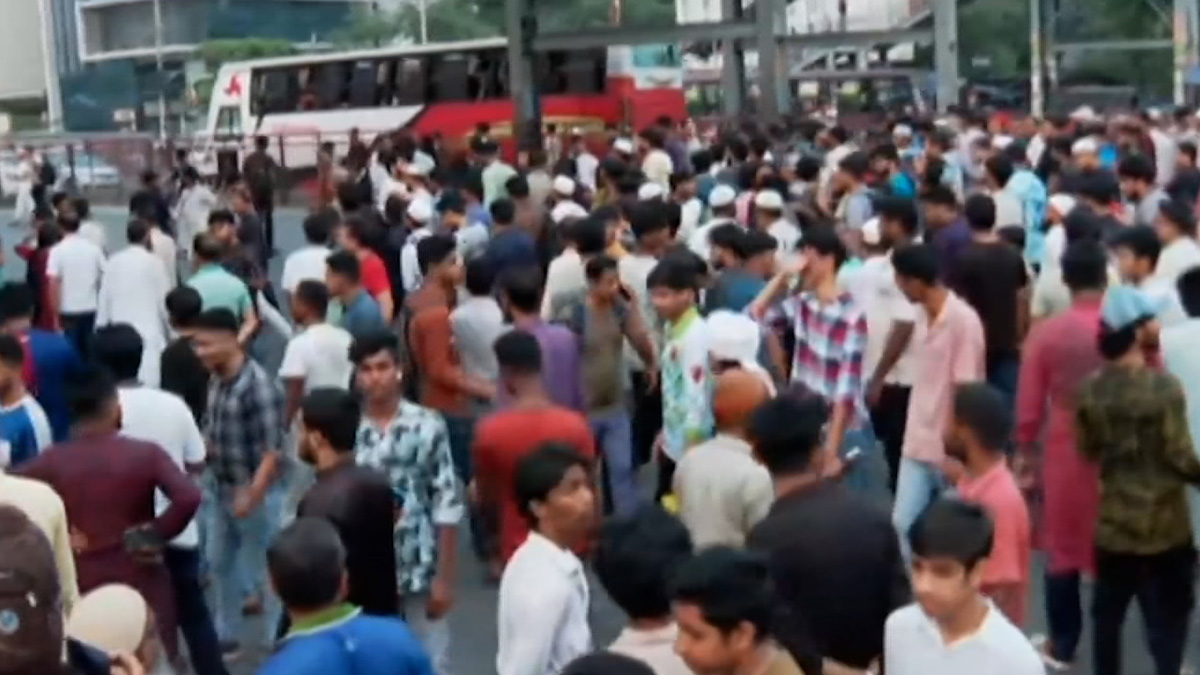 আওয়ামী লীগ নিষিদ্ধের দাবিতে উত্তরায় ছাত্র-জনতার সড়ক অবরোধ