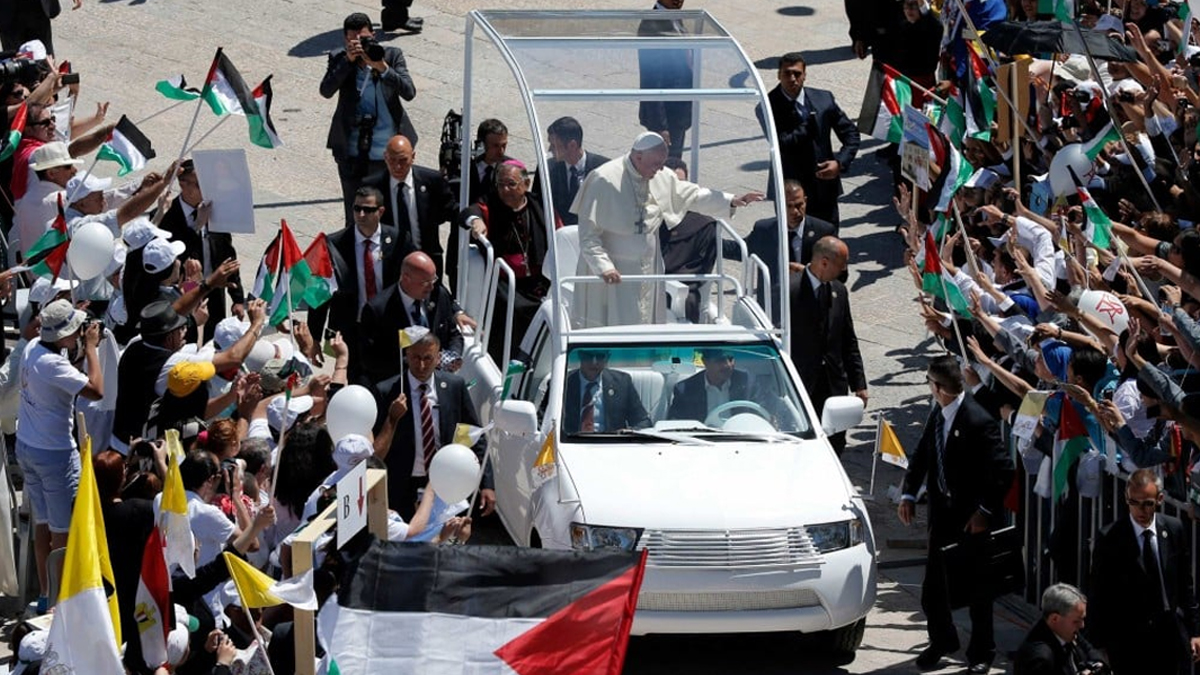 গাজার শিশুদের জন্য ভ্রাম্যমাণ ক্লিনিক হচ্ছে পোপের ব্যবহৃত গাড়ি