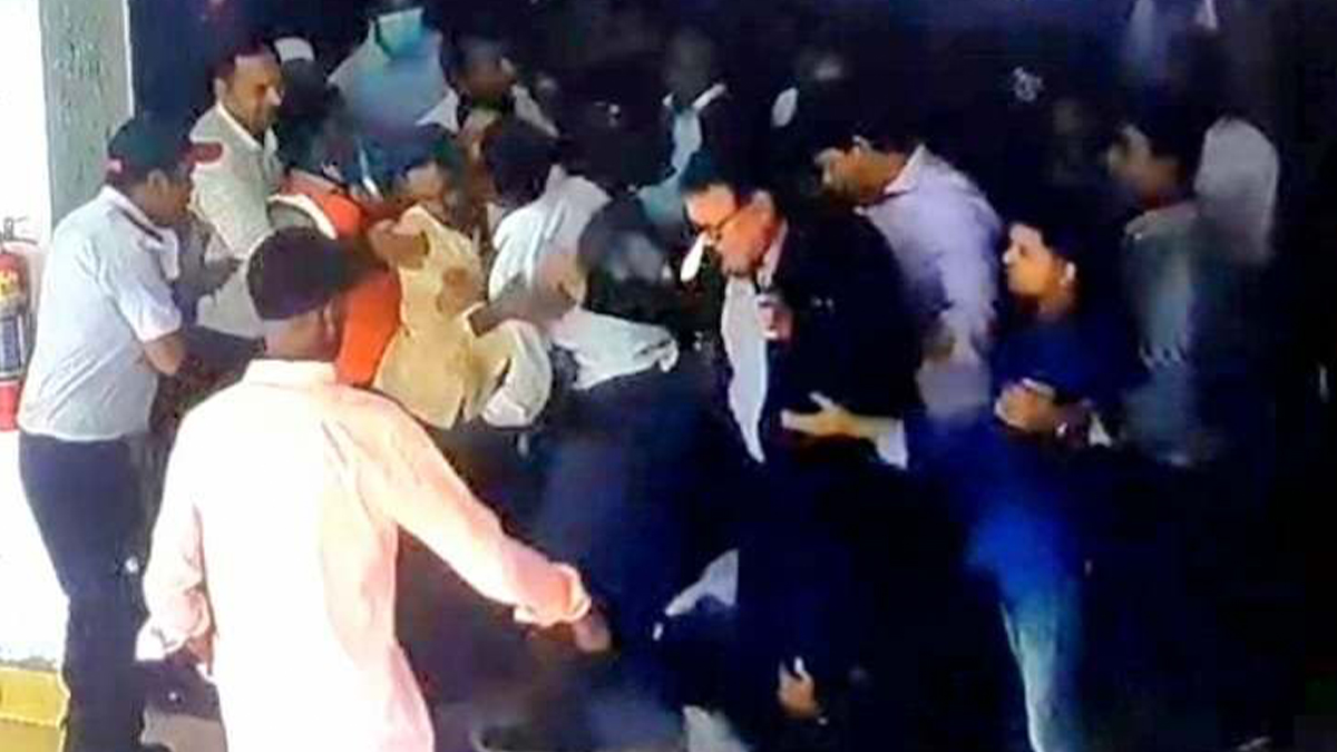 অটোপাসের দাবিতে জাতীয় বিশ্ববিদ্যালয়ের উপাচার্যের ওপর হামলা