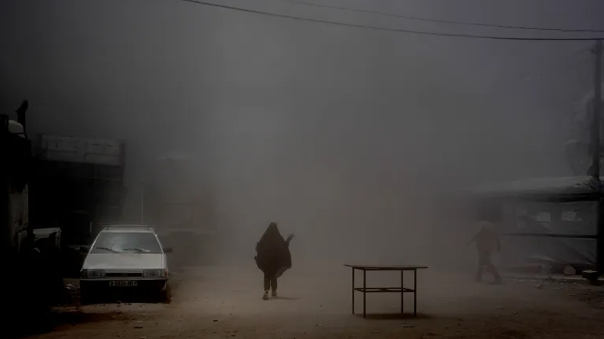 ছবি: ইসরায়েলি হামলায় কালো ধোঁয়া ও ধুলার মাঝে পথ খুঁজছে ফিরছে ফিলিস্তিনিরা