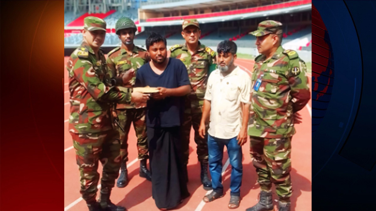 সেনাবাহিনী থেকে লাখ টাকা উপহার পেলেন স্টেডিয়ামে পতাকা বিক্রি করা সেই যুবক