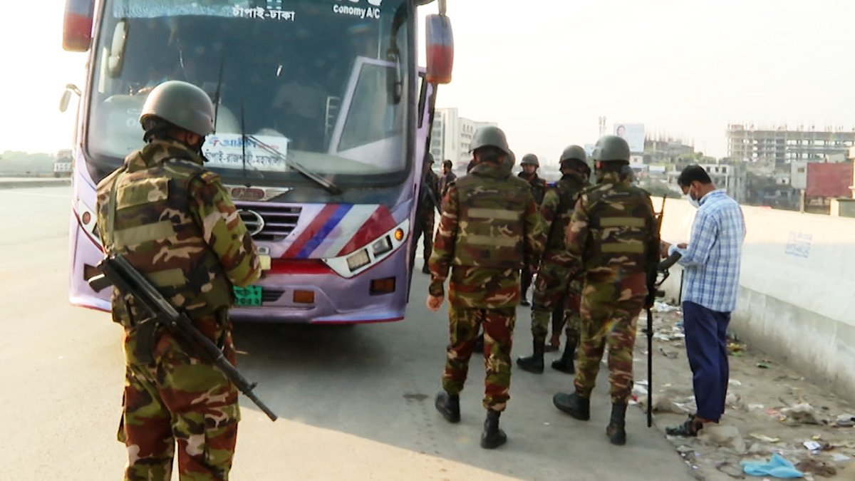 ঈদ ফেরত যাত্রীদের থেকে অতিরিক্ত ভাড়া আদায় বন্ধে রাজধানীতে সেনা অভিযান