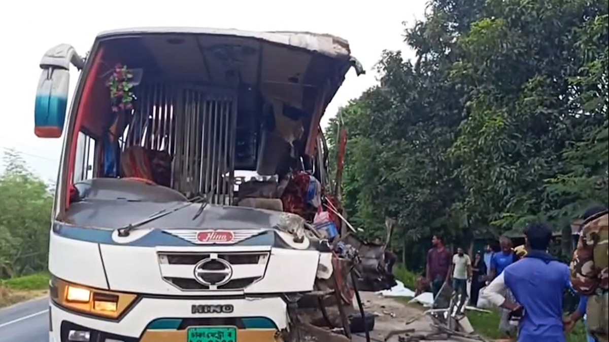 দিনাজপুরে দাঁড়িয়ে থাকা ট্রাকে বাসের ধাক্কা, নিহত ৫