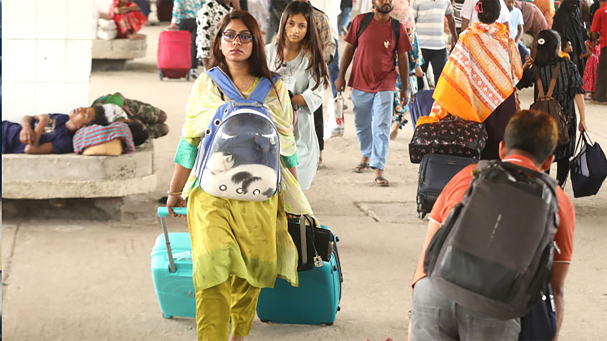 ঈদ কাটিয়ে ঢাকায় ফিরছে মানুষ