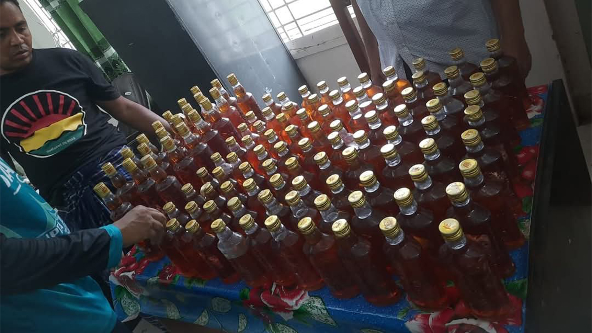 গাইবান্ধায় ১৮৬ বোতল মদসহ সহোদর আটক