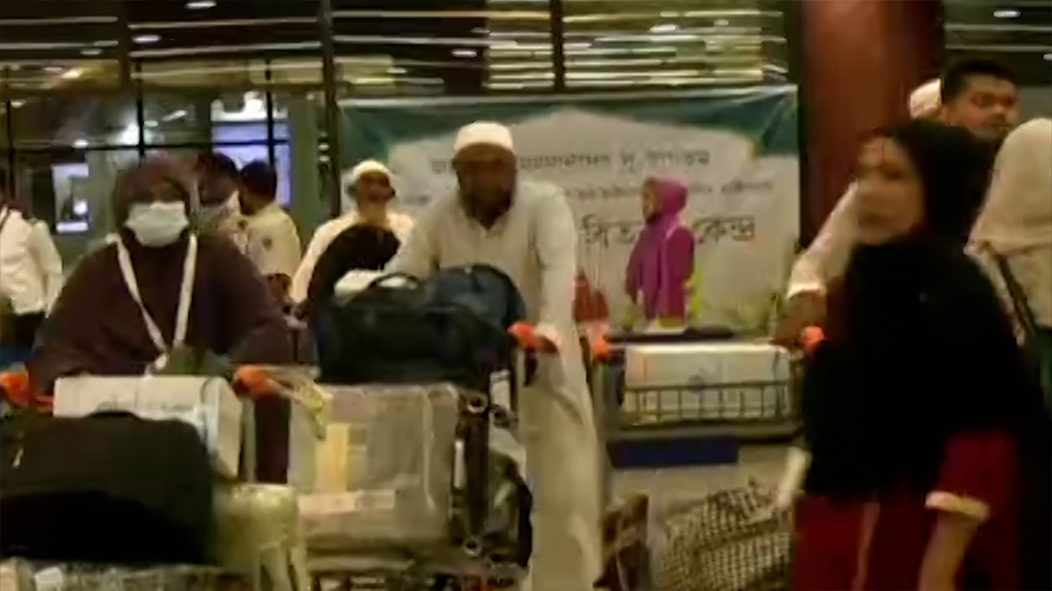 ৩৭৪ হাজি নিয়ে দেশে ফিরলো হজের প্রথম ফিরতি ফ্লাইট