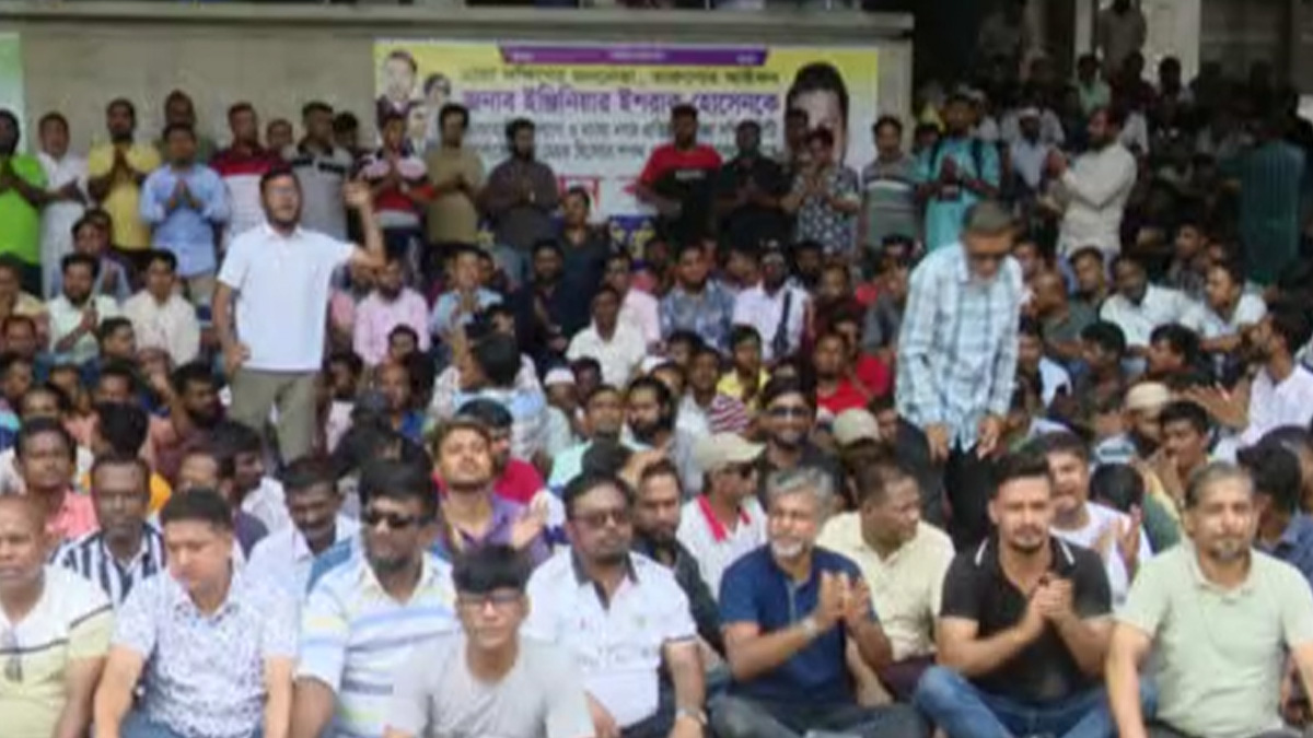 ইশরাক হোসেনকে মেয়র হিসেবে শপথ পড়ানোর দাবিতে সমর্থকদের অবস্থান কর্মসূচি